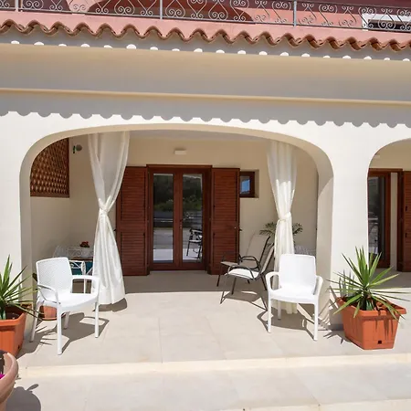 Ambra Holiday Rooms - Rooms & Beach-3